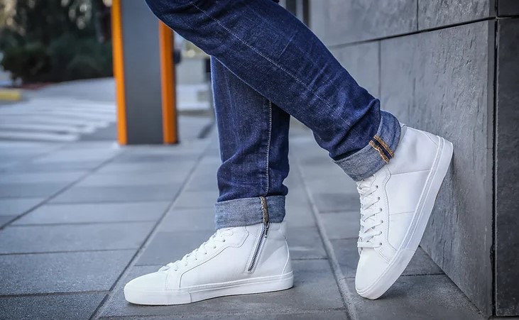 How to pair white shoes with blue jeans?