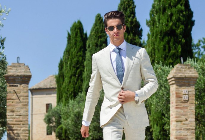 What to wear with a cream suit?