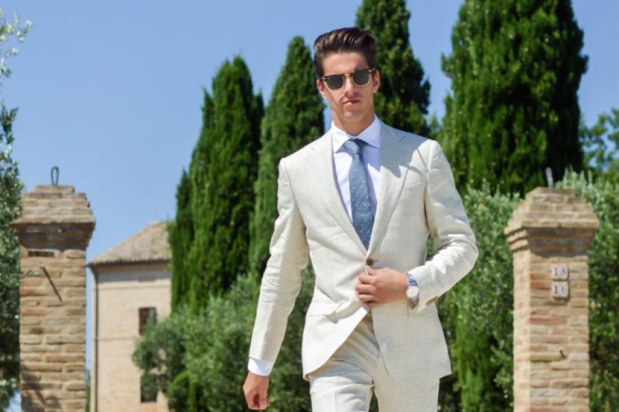 What to wear with a cream suit?